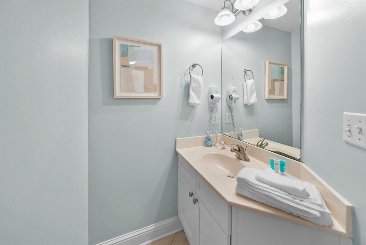 Aqua 410 Apartment